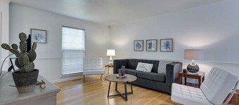 Sunset Cottage: 2 bed 1 bath, Pet-Friendly.