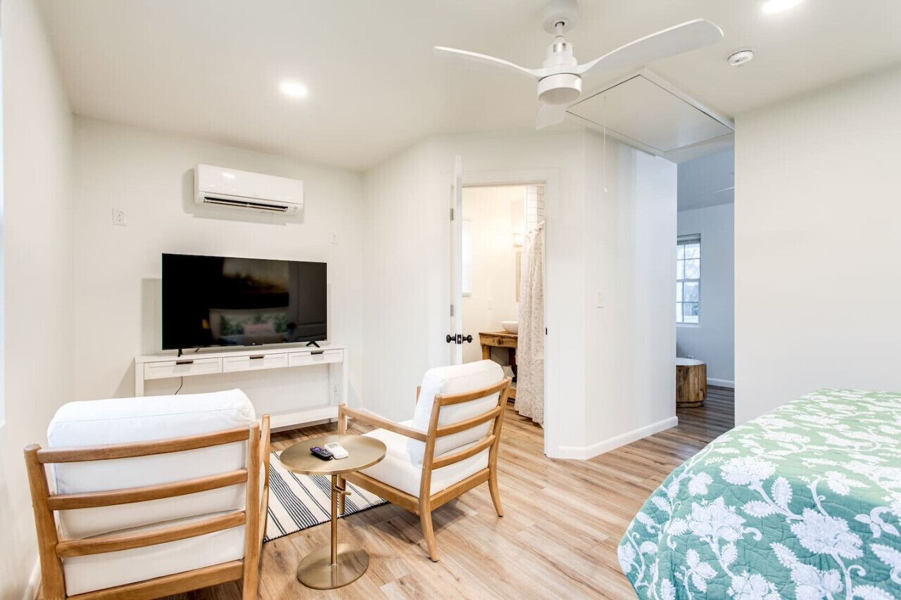 1 habitación, escritorio, tabla de planchar con plancha y cuna de viaje 