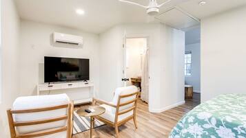 1 habitación, escritorio, tabla de planchar con plancha y cuna de viaje