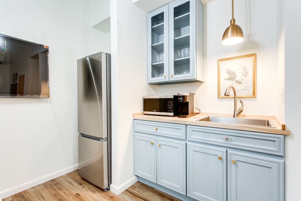 Coffee/tea maker, fridge, microwave, stovetop