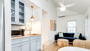 Una cocina moderna con comedor, ventilador de techo y ventana.