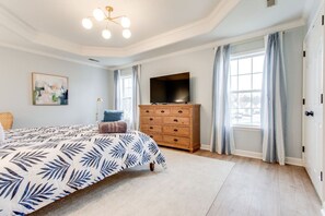 3 bedrooms, desk, iron/ironing board, travel cot