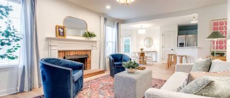 Een smart-tv, een open haard en een kantoor