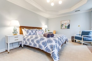 3 habitaciones, escritorio y tabla de planchar con plancha