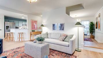 Een smart-tv, een open haard en een kantoor