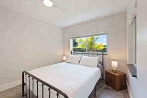 4 bedrooms, desk, iron/ironing board, travel cot - Waterfront Home with Pool, Private Dock, Kayak & SUP, Firepit, Fishing, Cornhole (Miami)