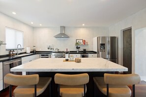 Fridge, microwave, oven, stovetop - Waterfront Home with Pool, Private Dock, Kayak & SUP, Firepit, Fishing, Cornhole (Miami)