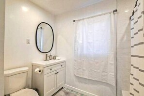 Douche, sèche-cheveux, serviettes fournies