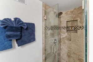 Douche, séchoir à cheveux, serviettes fournies