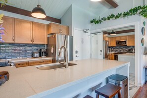 Kylskåp, mikrovågsugn, ugn och spishäll