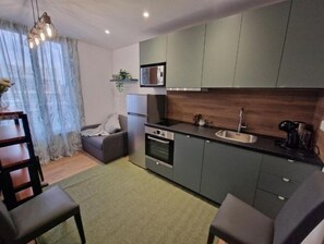 Kjøleskap, mikrobølgeovn, ovn og oppvaskmaskin