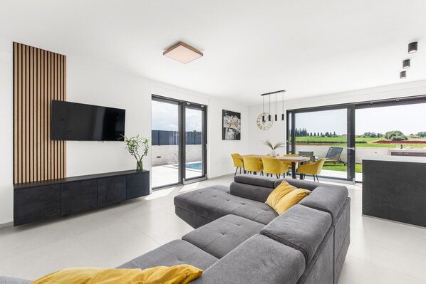 TV - Villa Casa Valero by Villas Guide (Novigrad)