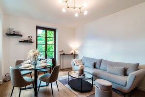 Apartament, vistes al llac (Agastache) | Sala d'estar | Televisor de 30 polzades amb canals digitals 