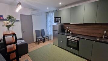 Een koelkast, een microgolfoven, een oven, een vaatwasser