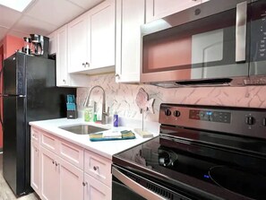 Kylskåp, mikrovågsugn, ugn och brödrost