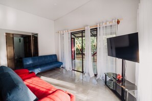 Premium-bungalow - 2 soveværelser | Opholdsområde | Smart-tv, streamingtjenester