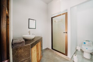 Douche, serviettes fournies, savon, papier toilette