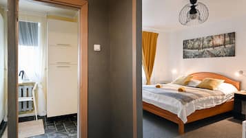 1 dormitorio, tabla de planchar con plancha, wifi y ropa de cama