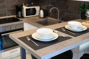 冷蔵庫、電子レンジ、オーブン、コンロ