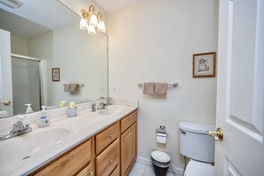 Hair dryer, towels, toilet paper - Best Location, lakefront, dockslip, family friendly, safe. (Oakland)