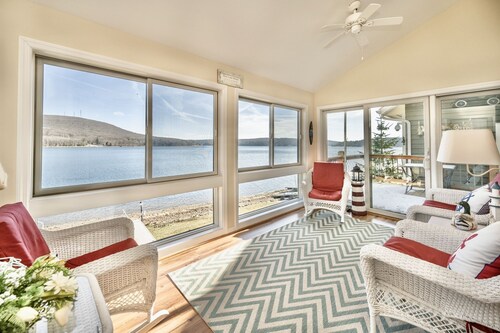 Best Location, lakefront, dockslip, family friendly, safe.