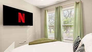 5 bedrooms, desk, iron/ironing board, travel crib