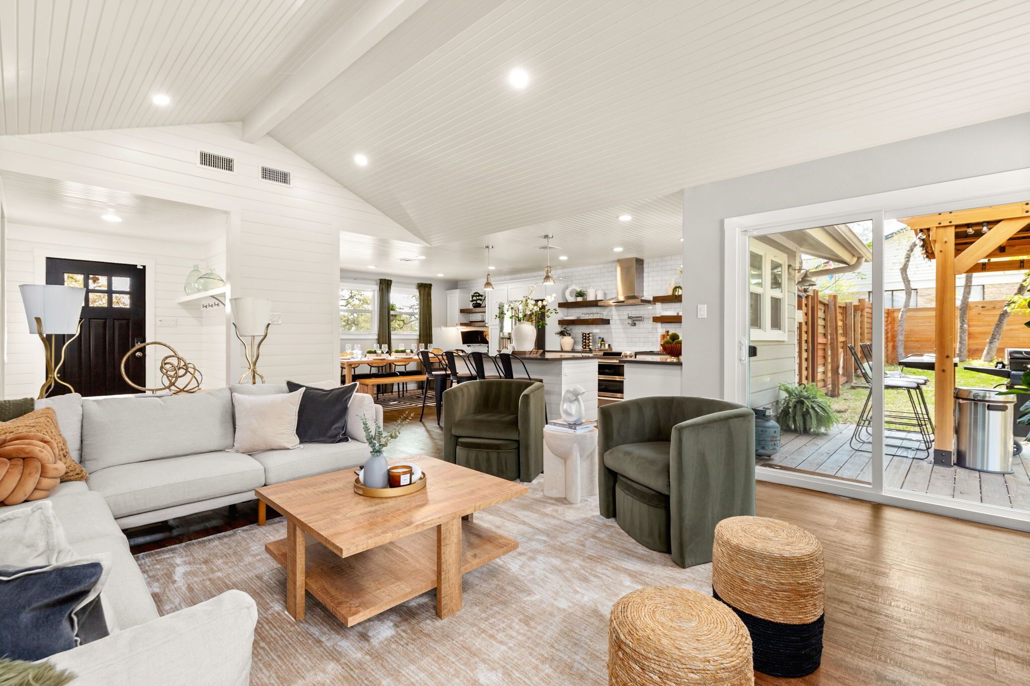 Televisie, een open haard, een stereo en een kantoor