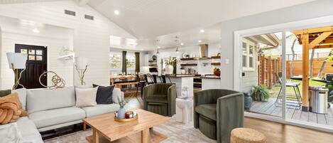 Televisie, een open haard, een stereo en een kantoor