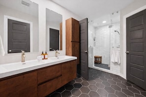 Dusche, Haartrockner, Handtücher, Seife