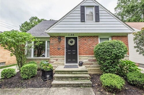 The Lodge-Cozy 4 BdRm home w/step-in shower close to CCF/UH, universities n more