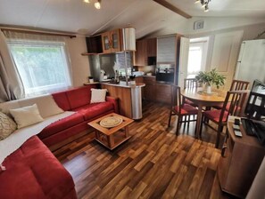 TV connectée, baby-foot, table de tennis de table, livres