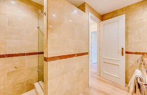 Hair dryer, towels, toilet paper - Elviria Relax Garden House (Marbella)