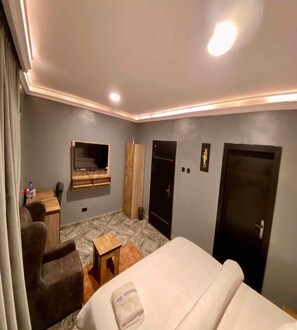 1 chambre, décoration personnalisée, ameublement personnalisé, bureau