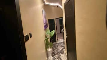 1 habitación, decoración personalizada, muebles diferentes y escritorio