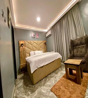 1 chambre, décoration personnalisée, ameublement personnalisé, bureau