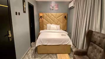1 habitación, decoración personalizada, muebles diferentes y escritorio
