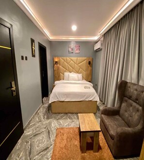 1 chambre, décoration personnalisée, ameublement personnalisé, bureau
