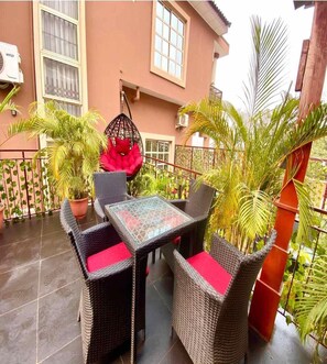 Poolside bar