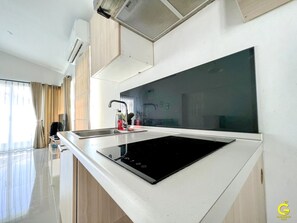 Großer Kühlschrank, Mikrowelle, Ofen, Grillplatte