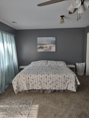 3 habitaciones, escritorio y tabla de planchar con plancha 