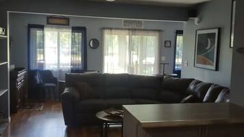 Smart-tv, een open haard, boeken en een stereo