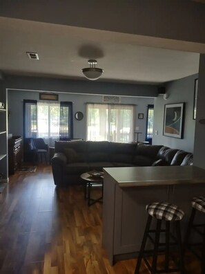 Smart TV, fireplace, books, stereo