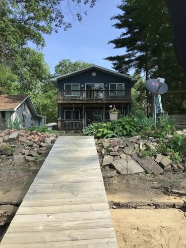 River retreat in Momence, IL. with river access. There is a private dock onsite.