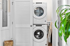 Interior - Isle Be There: Spacious 4-Bedroom Beach House in Holden Beach, NC. (Holden Beach)