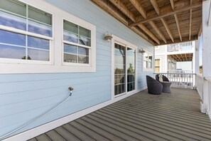 Terrace/patio - Isle Be There: Spacious 4-Bedroom Beach House in Holden Beach, NC. (Holden Beach)