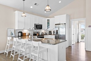 Kjøleskap, mikrobølgeovn, ovn og oppvaskmaskin