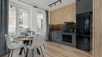 Oven, coffee/tea maker, electric kettle, toaster