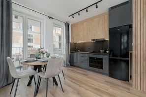 Een oven, een koffiezetapparaat/waterkoker, een waterkoker