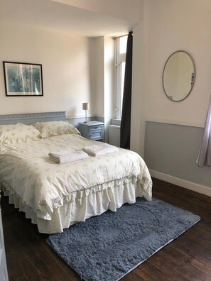 8 bedrooms, desk, iron/ironing board, travel cot