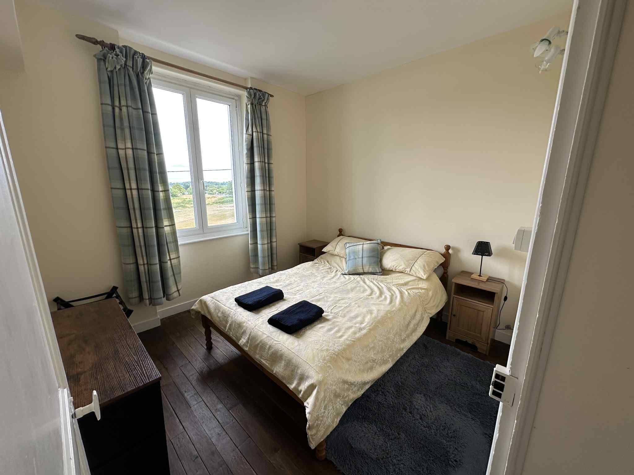 8 chambres, bureau, fer et planche à repasser, lit parapluie